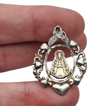 Colgante religioso de la Virgen del Rocío en plata de ley, diseño calado con corazones