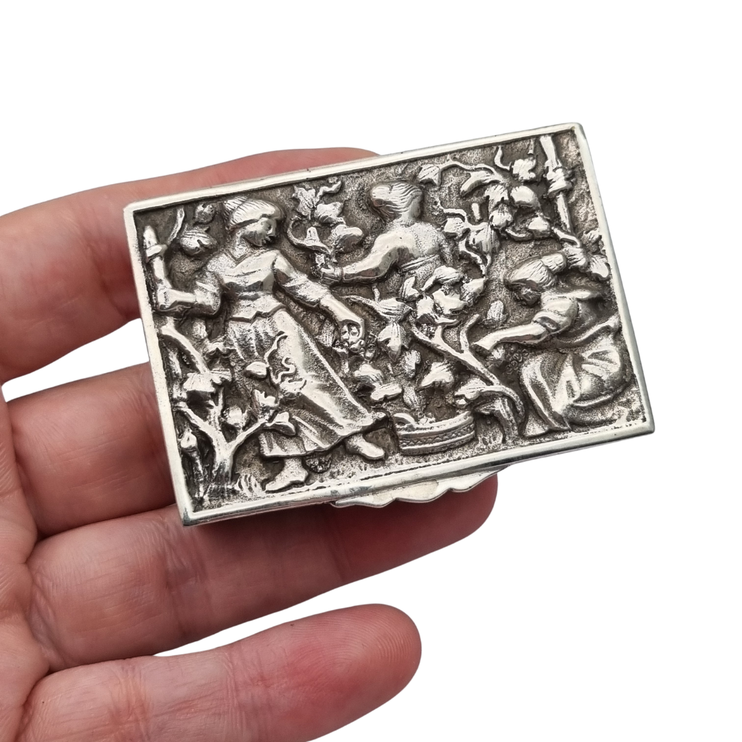 Caja colección de plata de ley española con relieve de escena de vendimia, interior vermeil, circa 1950