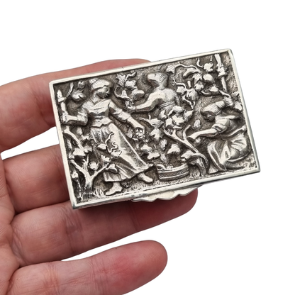 Caja colección de plata de ley española con relieve de escena de vendimia, interior vermeil, circa 1950