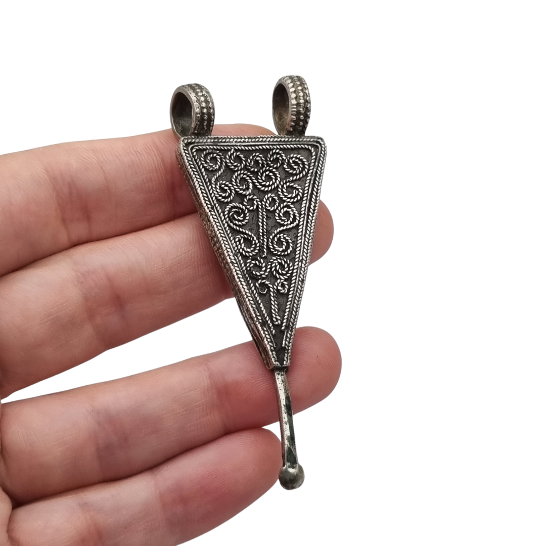 Colgante amuleto cuchara boho-étnico de plata, limpieza de oídos etíope, hecho a mano.