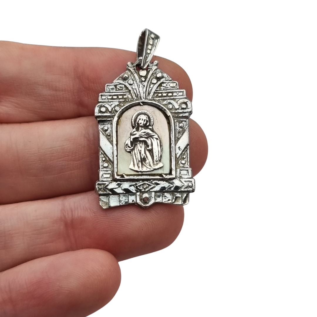 Art Deco religious medal in silver relief and mother-of-pearl circa 1940