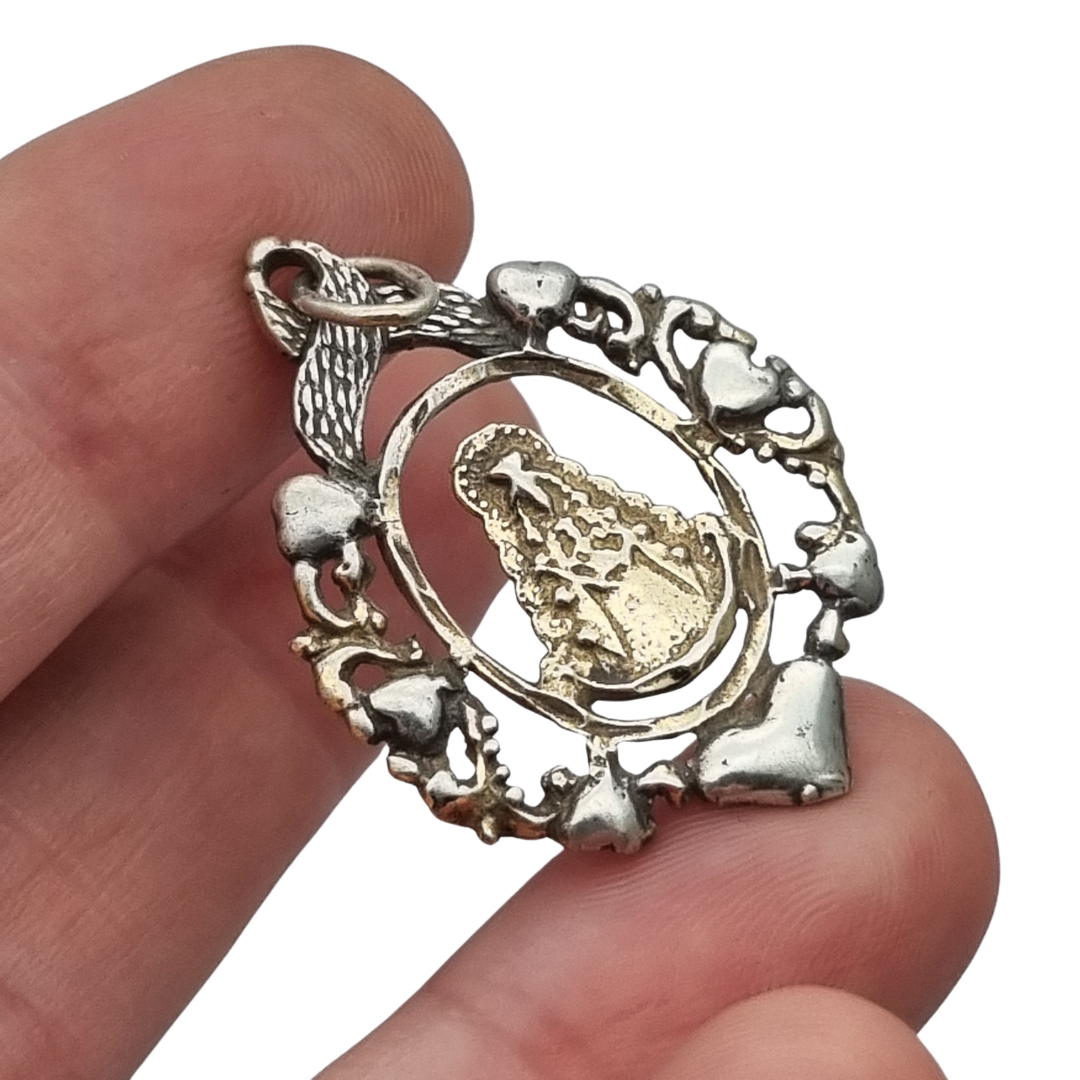 Colgante religioso de la Virgen del Rocío en plata de ley, diseño calado con corazones