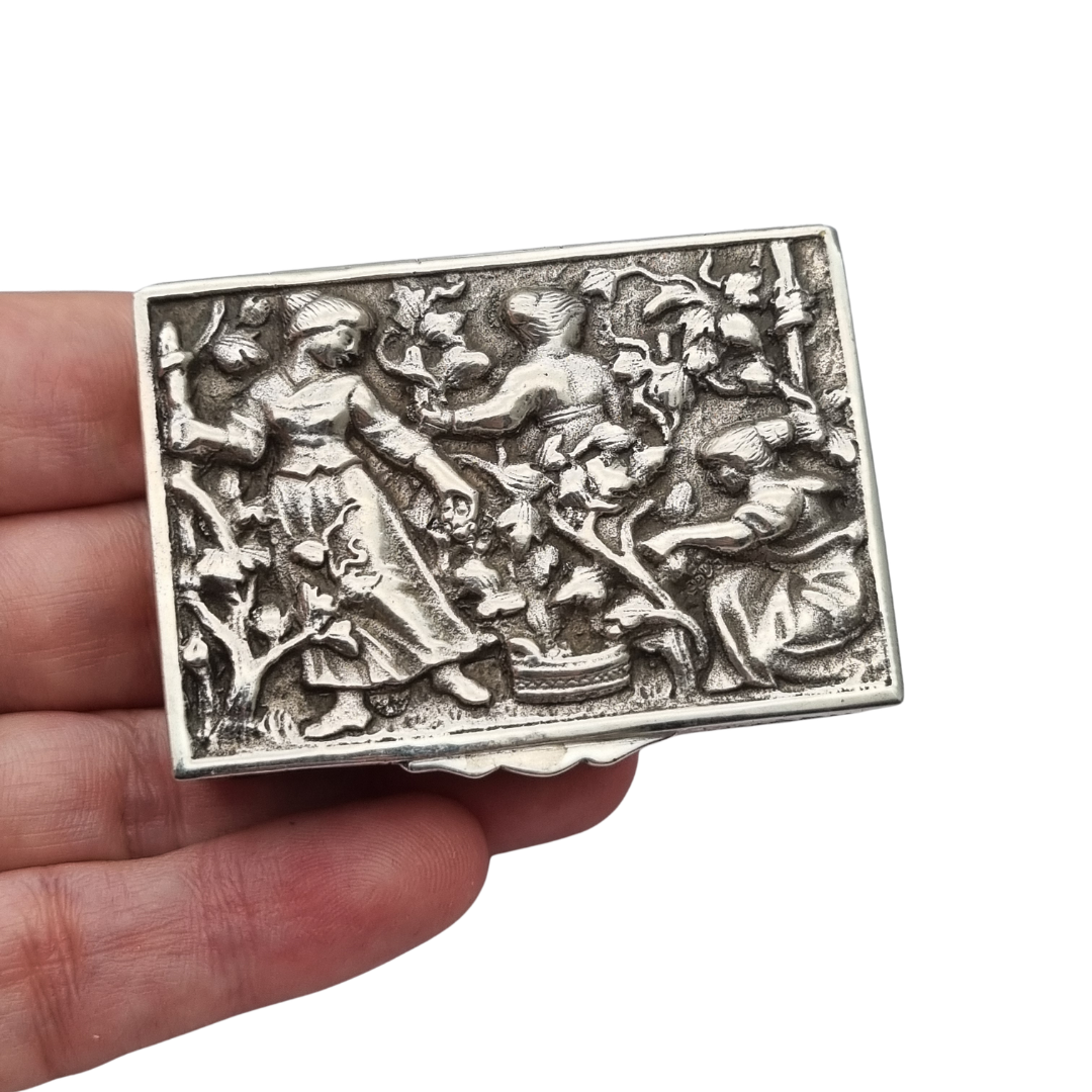 Caja colección de plata de ley española con relieve de escena de vendimia, interior vermeil, circa 1950