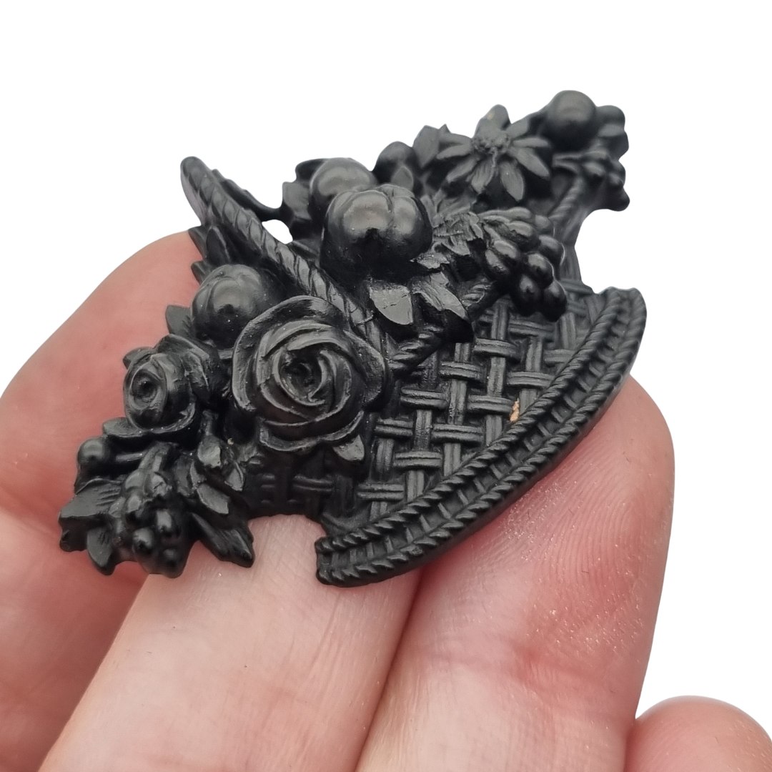Broche floral victoriano de luto en vulcanita, cesta Giardinetti, circa 1880, joyería sentimental