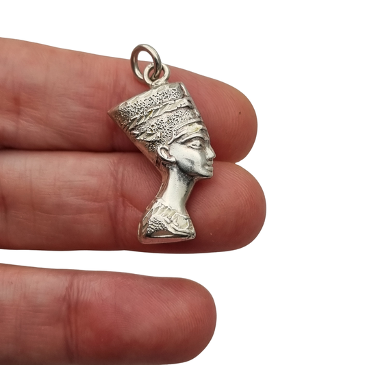 Vintage Nefertiti pendant in silver, Egyptian inspiration, 20th century