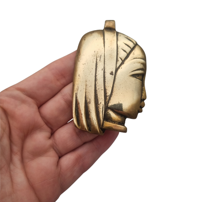 Gran colgante escultórico de bronce con cabeza femenina estilizada, circa 1980-1990