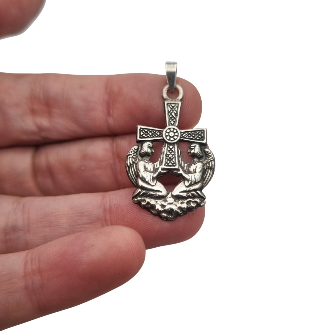 Colgante Cruz de los Ángeles en plata, diseño asturiano religioso, circa 1980