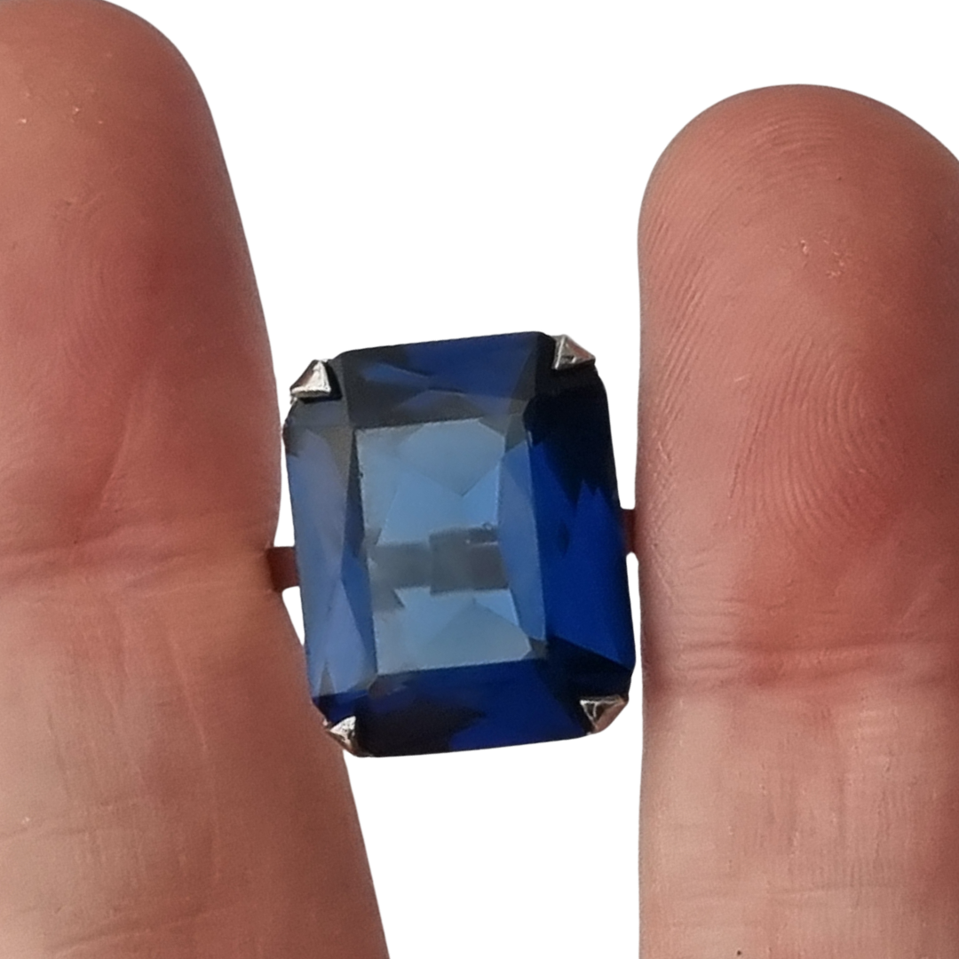 Anillo Art Déco tardío de plata francesa con piedra azul facetada rectangular, años 50