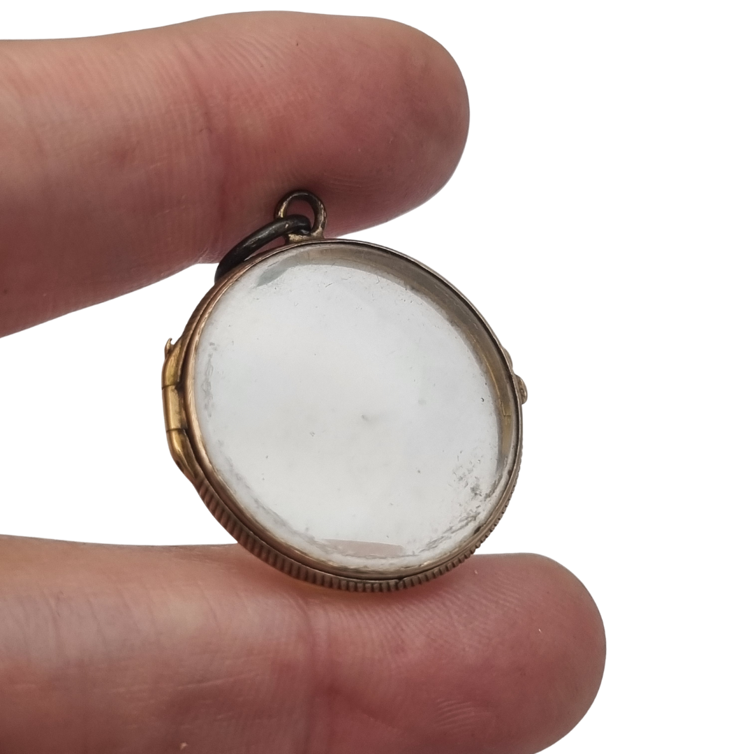 Colgante guardapelo antiguo redondo de metal y cristal biselado, circa 1920