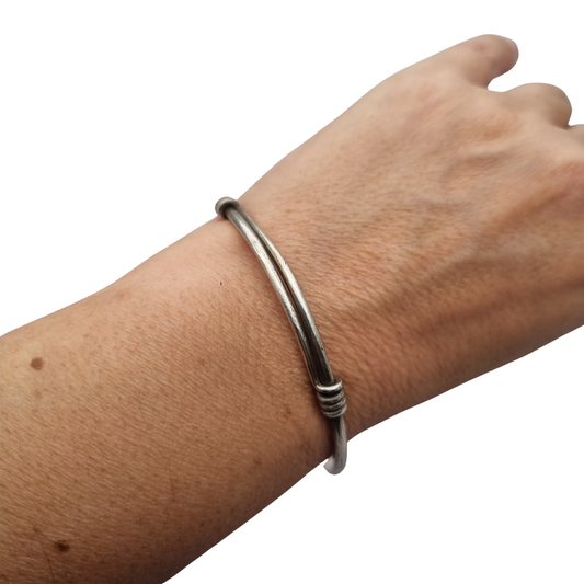 Pulsera étnica vintage de plata de nudo africano, brazalete tribal artesanal rígido, siglo XX