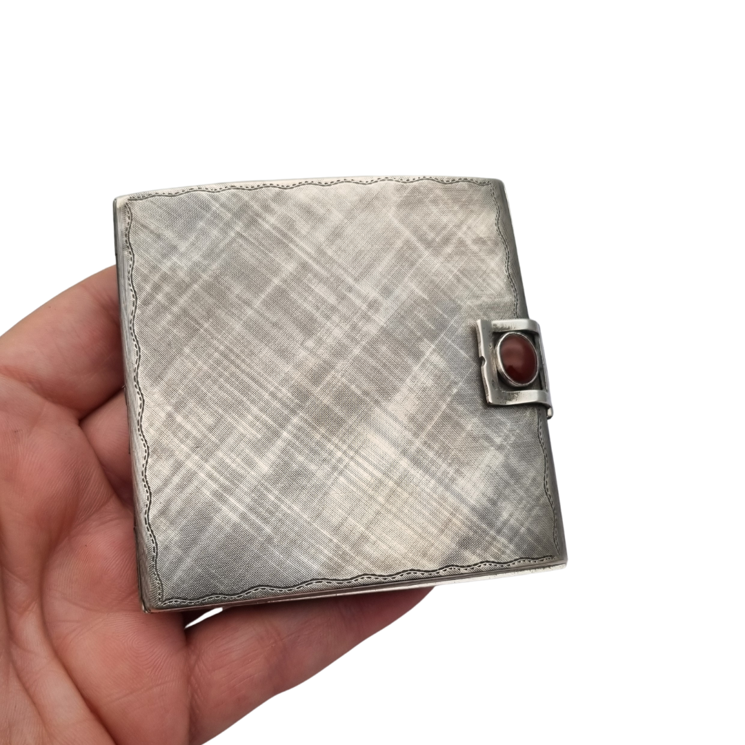 Estuche compacto Art Déco en plata 800 con cabujón de cornalina, Europa continental, ca. 1925–1940