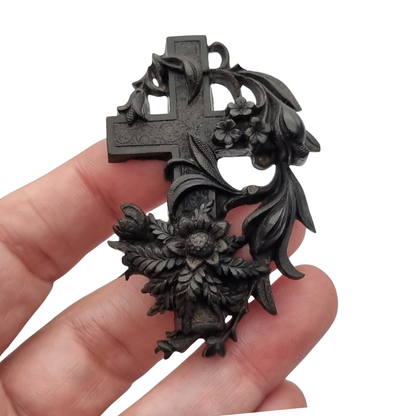 Broche de luto victoriano en vulcanita, cruz con hiedra y flores, Inglaterra, circa 1880-1900