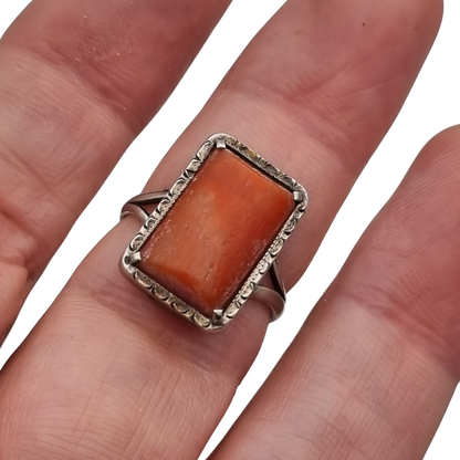 Art Deco ring, 800 silver Italy and natural coral, circa 1950-1960, geometric design