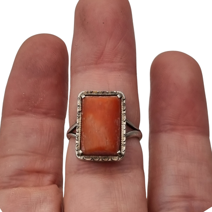 Art Deco ring, 800 silver Italy and natural coral, circa 1950-1960, geometric design