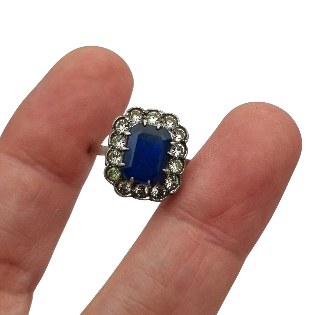 Anillo Pompadour de plata con strass azul y blanco, estilo Princesa Diana. Francia, circa 1950
