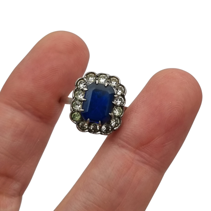 Anillo Pompadour de plata con strass azul y blanco, estilo Princesa Diana. Francia, circa 1950