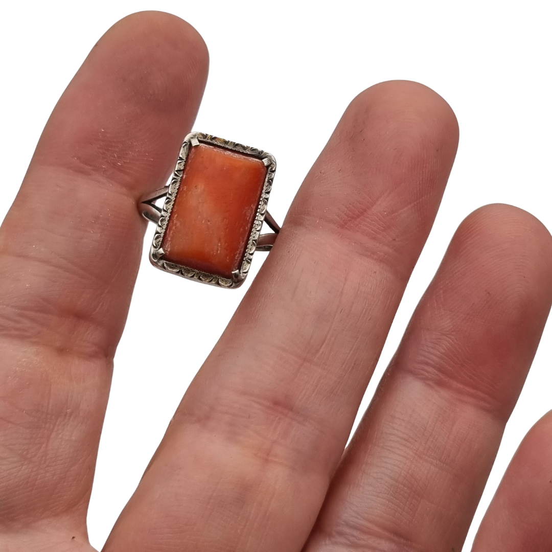 Art Deco ring, 800 silver Italy and natural coral, circa 1950-1960, geometric design