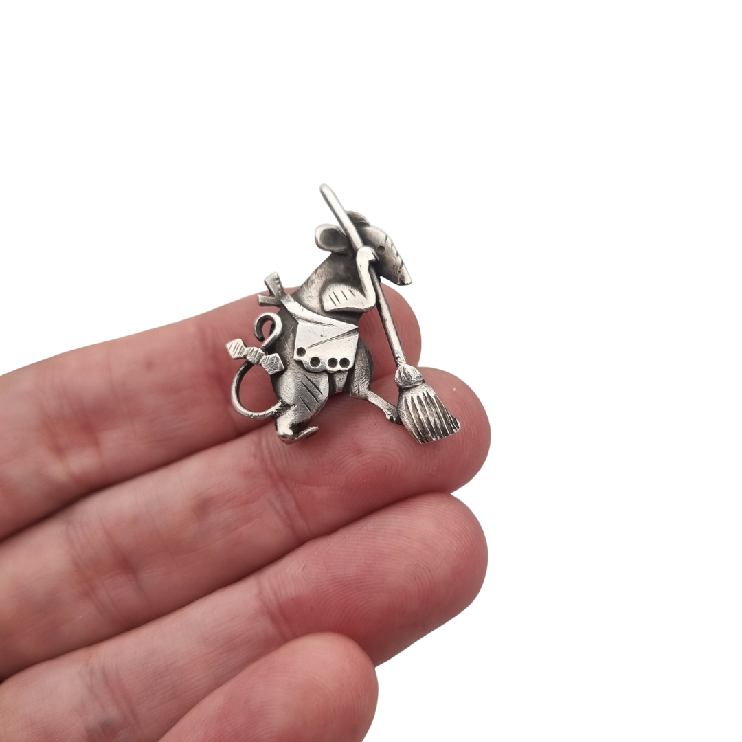 Broche de plata figurativo de la Ratita Presumida con escoba, España circa 1980