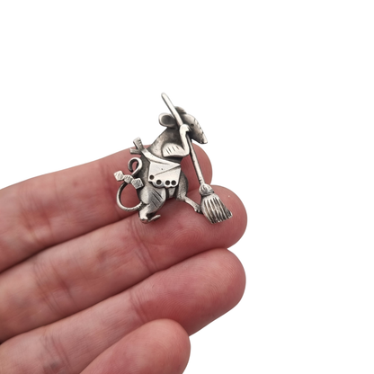 Broche de plata figurativo de la Ratita Presumida con escoba, España circa 1980