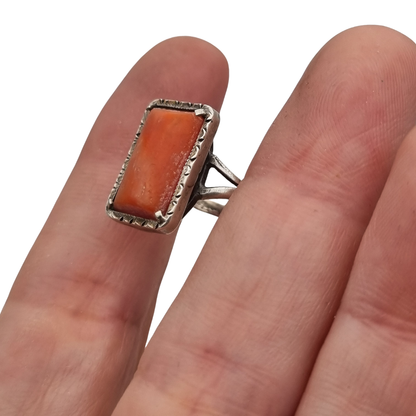 Art Deco ring, 800 silver Italy and natural coral, circa 1950-1960, geometric design
