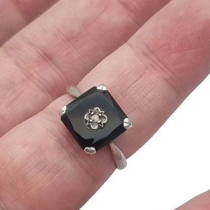 Anillo antiguo Art Déco de plata, ónix negro y topacio, circa 1920-1935