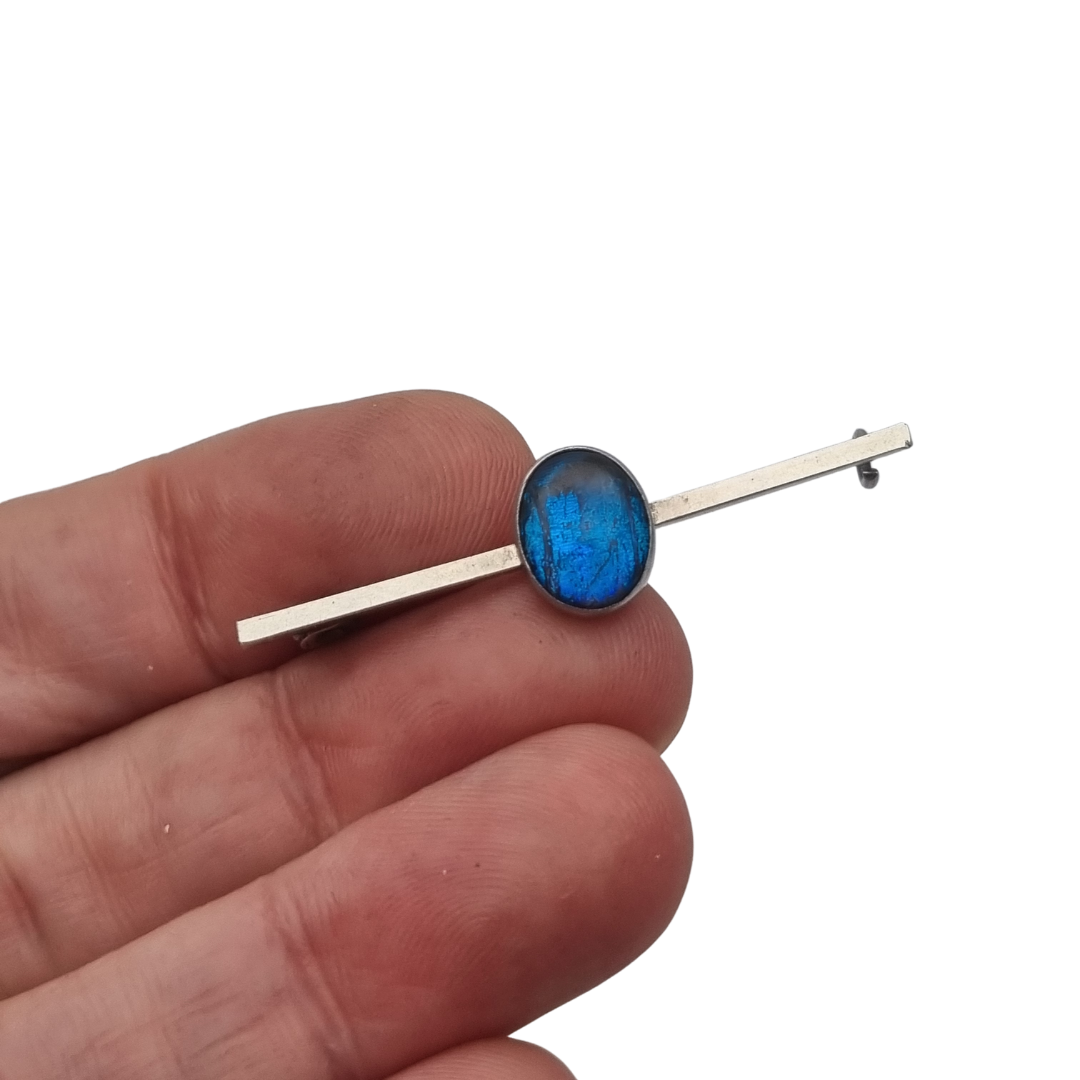Broche antiguo de plata con cabujón azul ovalado, diseño minimalista siglo XX