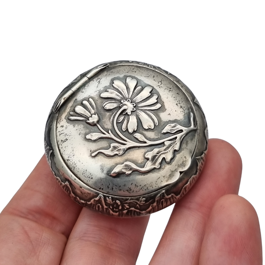 Caja antigua de plata con relieve floral y decoración vegetal europea, 1930-1940