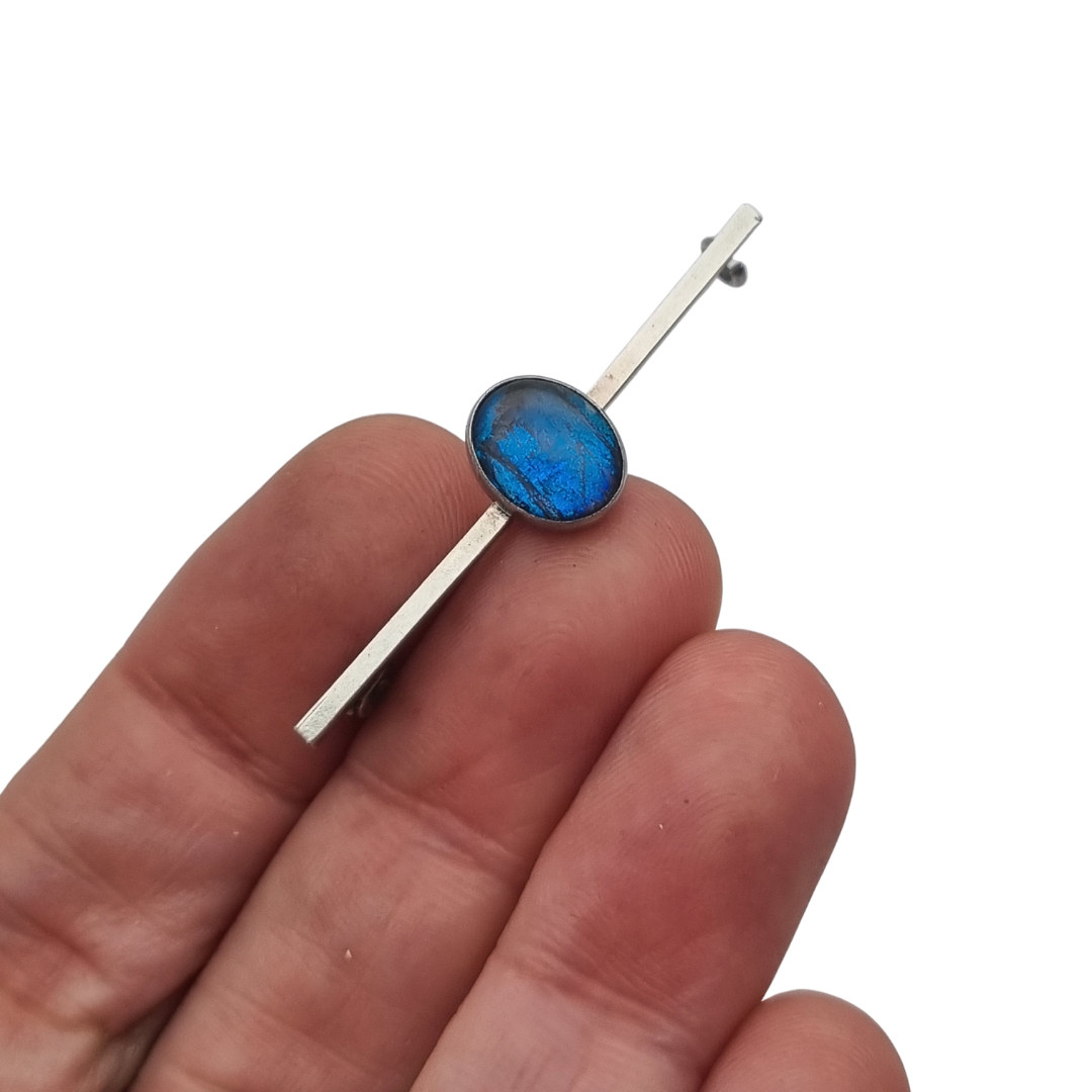 Broche antiguo de plata con cabujón azul ovalado, diseño minimalista siglo XX