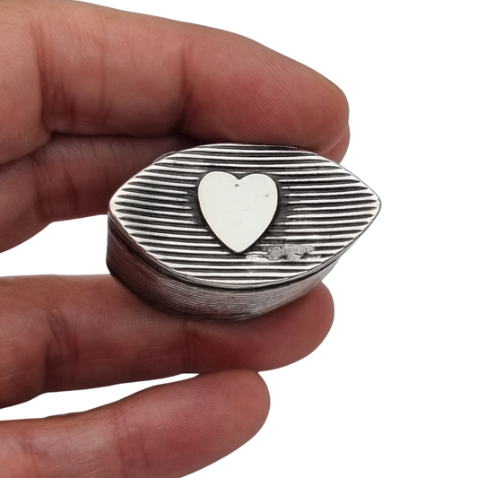 Caja pequeña de plata holandesa acanalada con corazón, para menta o rape circa 1906-1953