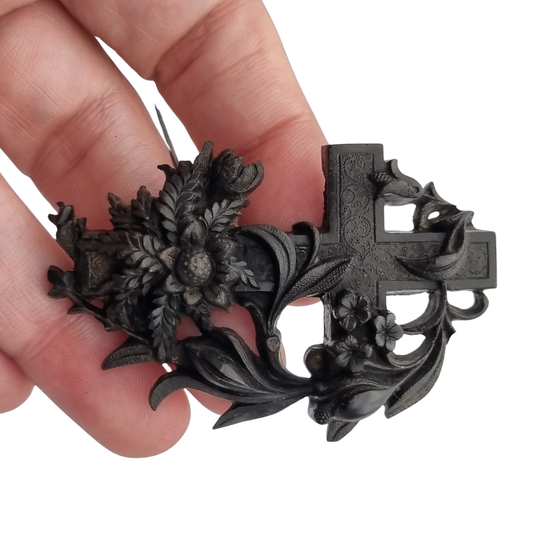 Broche de luto victoriano en vulcanita, cruz con hiedra y flores, Inglaterra, circa 1880-1900