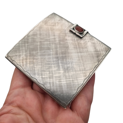 Estuche compacto Art Déco en plata 800 con cabujón de cornalina, Europa continental, ca. 1925–1940