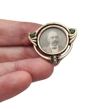Portafotos con broche Art Nouveau en plata dorada y piedras verdes, Ges.Gesch, Alemania c.1910