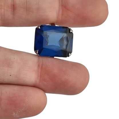 Anillo Art Déco tardío de plata francesa con piedra azul facetada rectangular, años 50