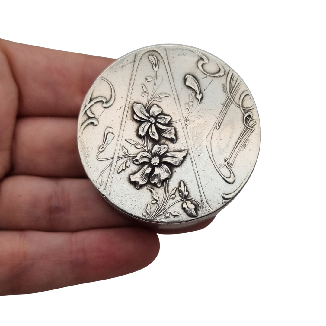 Art Nouveau circular silver box with floral decoration by Pierre Frainier, circa 1900