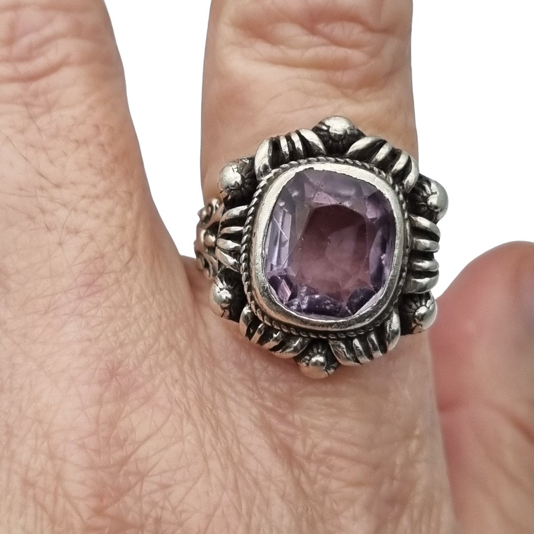 Art Deco style ring in openwork silver with violet crystal, circa 1960