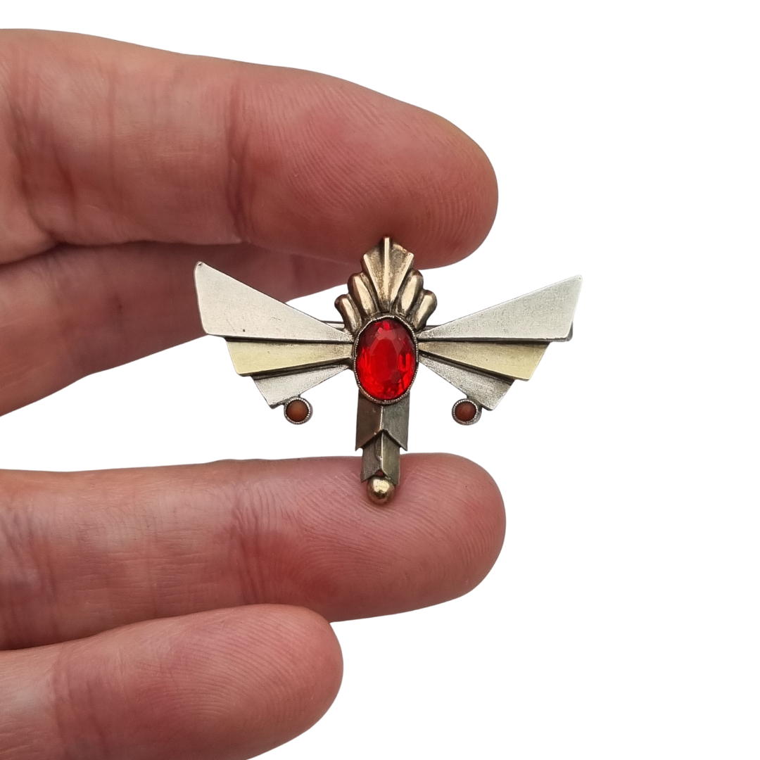 Broche Art Déco de plata con cristal rojo facetado, joyería geométrica española, circa 1930