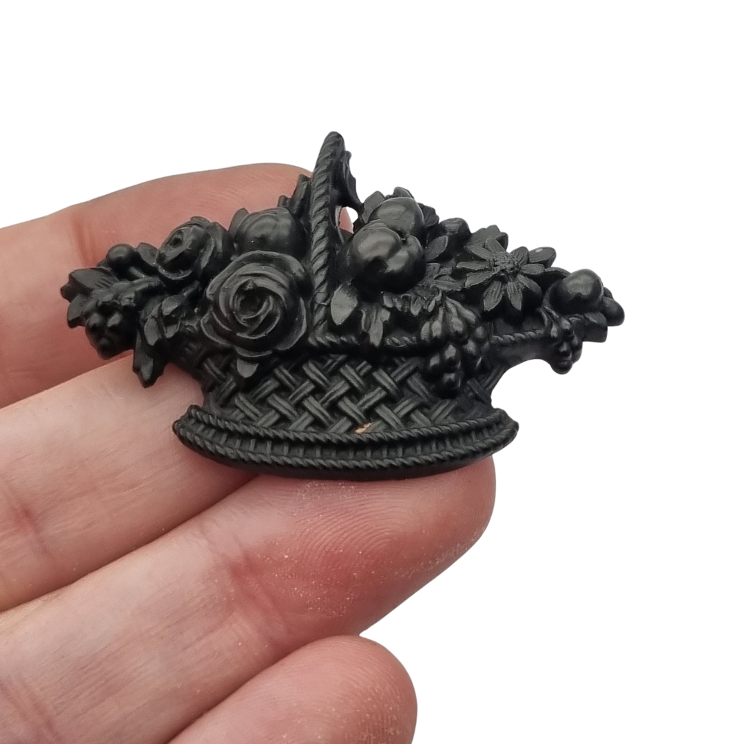 Broche floral victoriano de luto en vulcanita, cesta Giardinetti, circa 1880, joyería sentimental