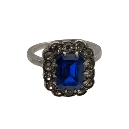 Anillo Pompadour de plata con strass azul y blanco, estilo Princesa Diana. Francia, circa 1950
