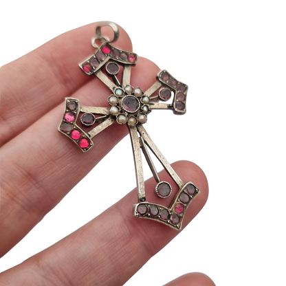Cruz victoriana de plata con granates, pedrería y perlas, Renaissance Revival, ca. 1890–1900