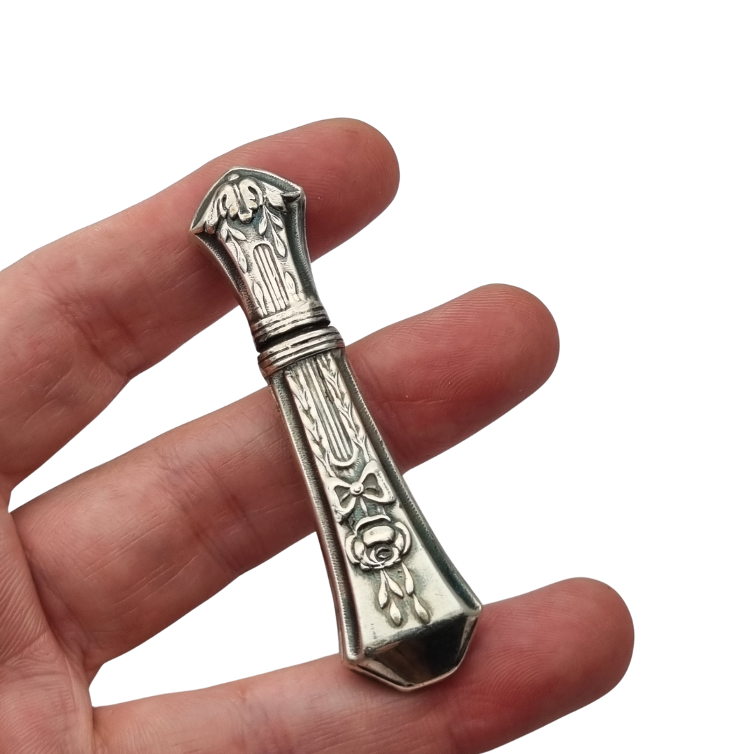 Estuche de agujas modernista Art Nouveau en metal plateado, decoración floral Luis XVI, circa 1900–1930