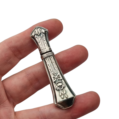 Estuche de agujas modernista Art Nouveau en metal plateado, decoración floral Luis XVI, circa 1900–1930