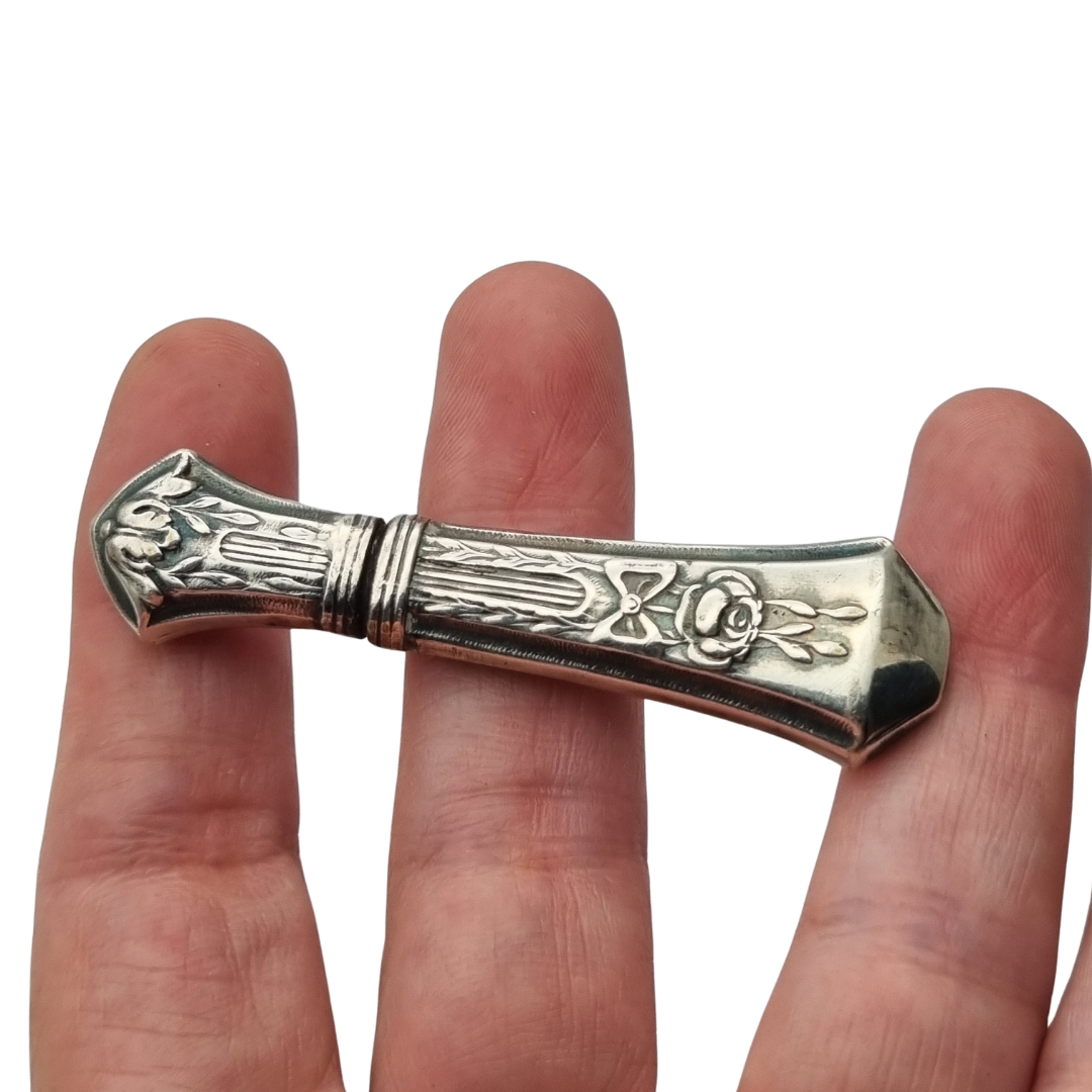 Estuche de agujas modernista Art Nouveau en metal plateado, decoración floral Luis XVI, circa 1900–1930