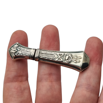 Estuche de agujas modernista Art Nouveau en metal plateado, decoración floral Luis XVI, circa 1900–1930