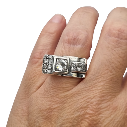 Anillo Art Déco de plata y pedrería blanca, diseño geométrico asimétrico, Francia circa 1940