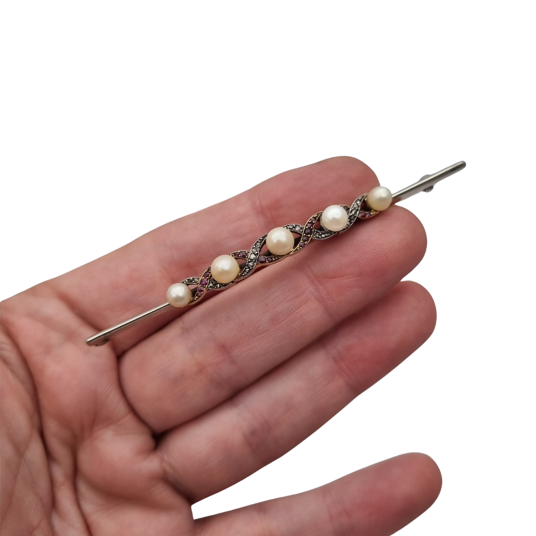 Belle Époque brooch in 14k gold and white metal with pearls, rubies and white sapphires circa 1900