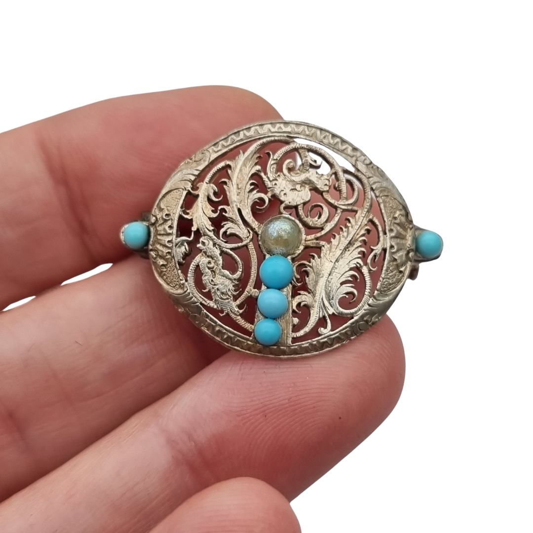 Broche vintage boho étnico de plata con cuentas azules y calado vegetal, años 70-80