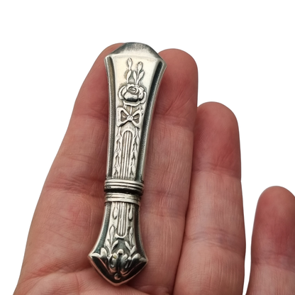 Estuche de agujas modernista Art Nouveau en metal plateado, decoración floral Luis XVI, circa 1900–1930