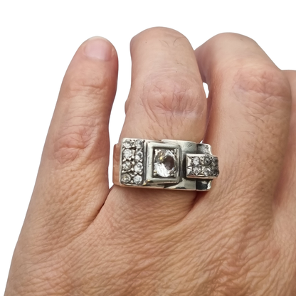 Anillo Art Déco de plata y pedrería blanca, diseño geométrico asimétrico, Francia circa 1940