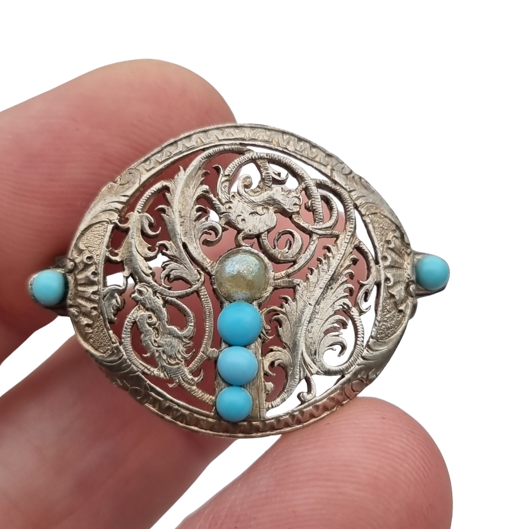 Broche vintage boho étnico de plata con cuentas azules y calado vegetal, años 70-80