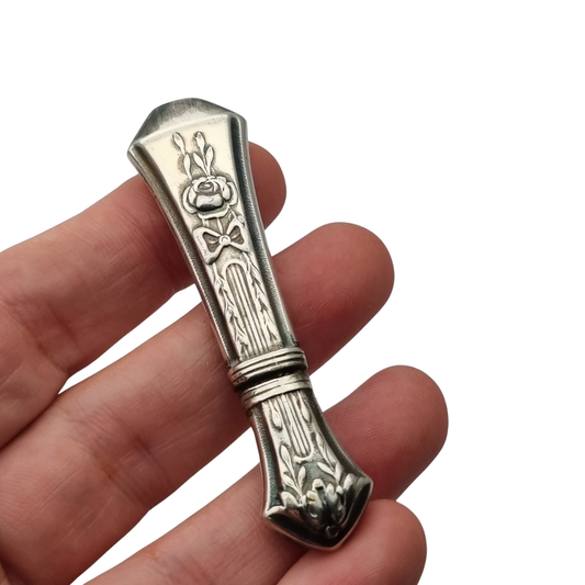 Estuche de agujas modernista Art Nouveau en metal plateado, decoración floral Luis XVI, circa 1900–1930
